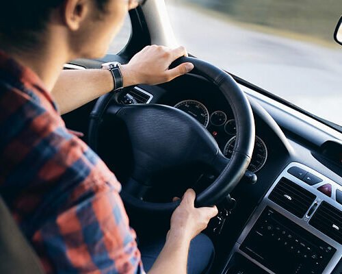 Así detectan los ladrones que tienes un portátil o un móvil en el coche