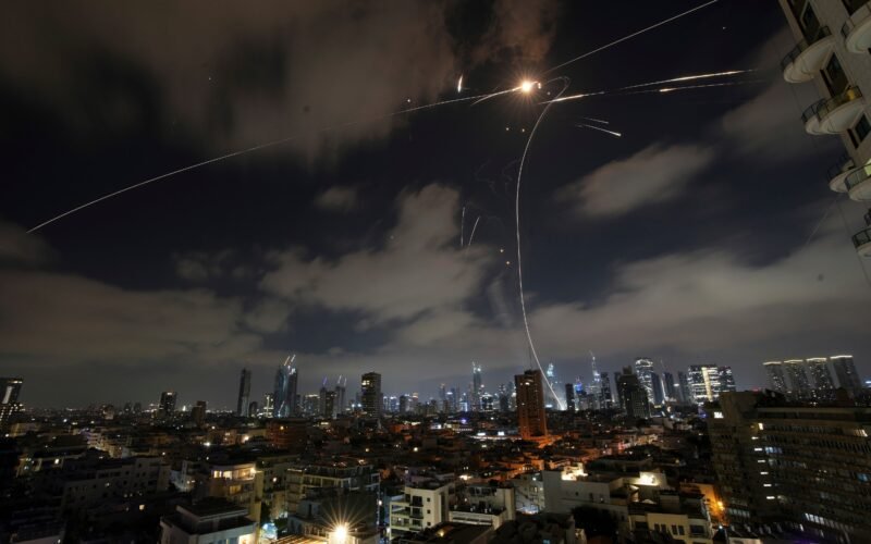 Las potencias occidentales presionan para frenar el choque entre Israel e Irán en medio de una tensión creciente
