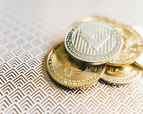 La Guardia Civil desmantela una red de estafas con criptomonedas: así operaban las «mulas bancarias»