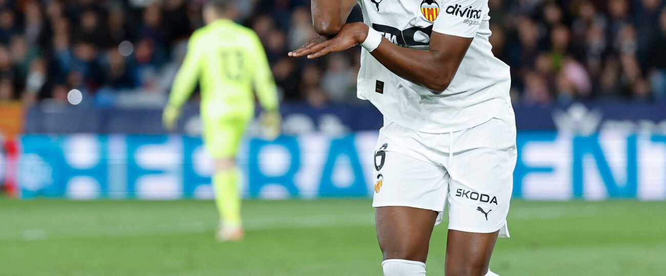 Sadiq y Ramazani dan oxígeno al Valencia a costa de hundir más al Levante en un derbi con más tensión que fútbol