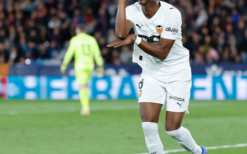 Sadiq y Ramazani dan oxígeno al Valencia a costa de hundir más al Levante en un derbi con más tensión que fútbol