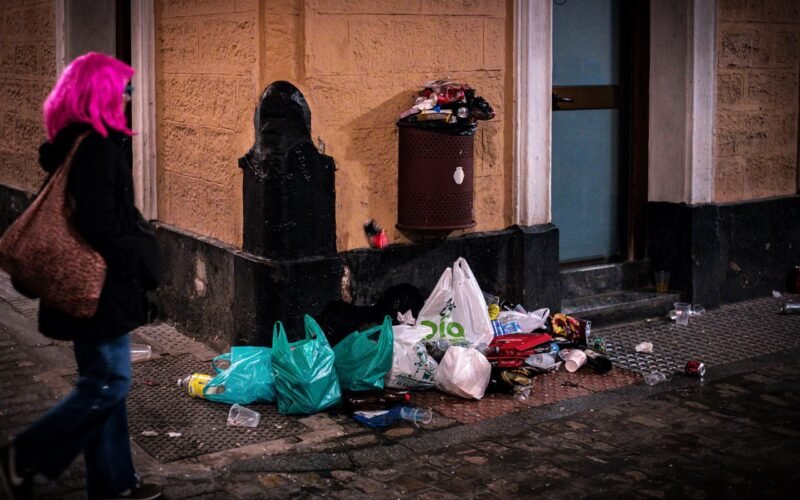 Recogidos más de 73.000 kilos de residuos en el casco histórico de Cádiz durante la noche de Carnaval