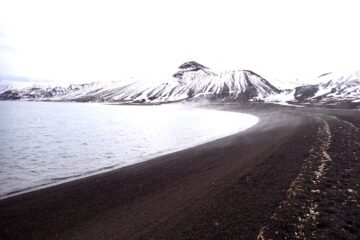Investigadoras de la Universidad de Cádiz detectan por primera vez microplásticos en uno de los lugares más remotos del planeta