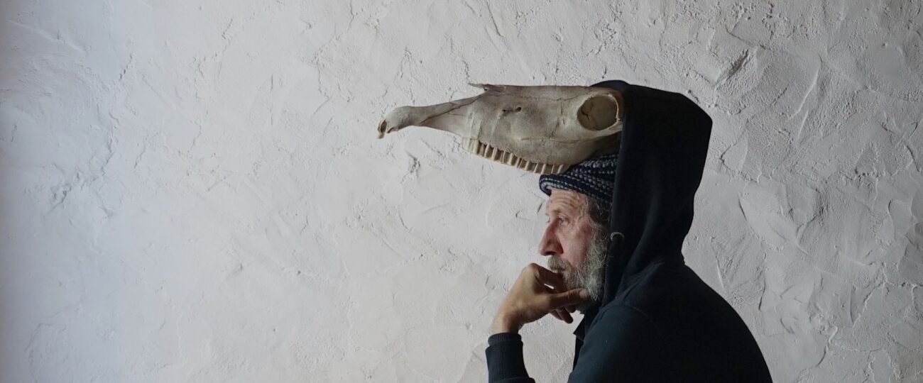 Miguel Adrover, el creador que subió a los cielos de la moda, se retiró radicalmente y no negoció su talento