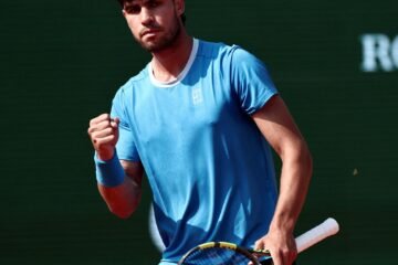 Alcaraz confirma su recuperación para llegar a la final de Montecarlo y medirse a Sinner por primera vez este año