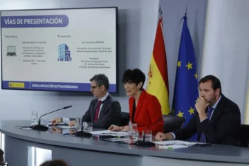 El Gobierno atribuye las críticas del PP a la regularización de inmigrantes a sus «pactos con la ultraderecha»: «Es el partido más desubicado de la historia»