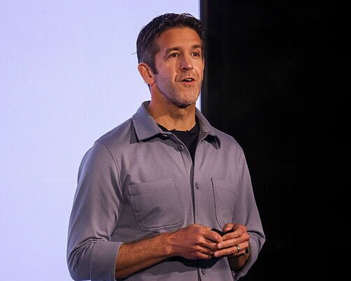 Quién es John Ternus, el ex nadador de los Penn Quakers que asumirá el poder en Apple