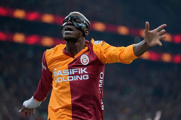 El futbolista Victor Osimhen, denunciado por Mercedes-Benz por un leasing de 90.000 euros: cuotas impagadas y un coche híbrido nunca devuelto