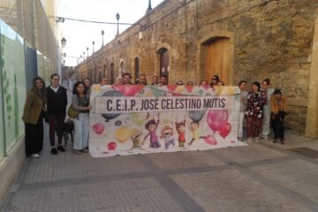 Los padres del colegio Celestino Mutis cortan el tráfico en Plaza de España