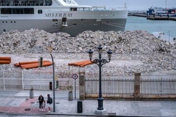 La Autoridad Portuaria comienza a eliminar la montaña de escombros del muelle de Cádiz