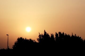 Los meteorólogos instan a cerrar las ventanas por la nube de polvo que llega del Sahara y va a afectar a tu salud