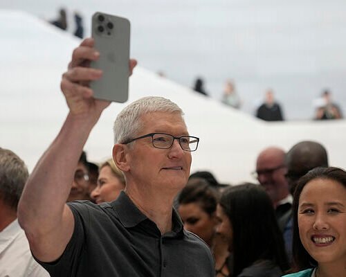 Tim Cook anticipa que el boom de la IA elevará el precio de los iPhone