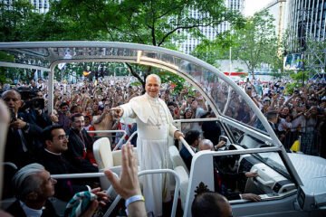 El Papa de «la luz» que habla «claro y firme» al mundo desde España desborda Madrid de júbilo