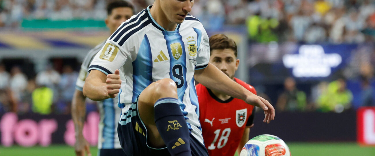 Julián Álvarez no respeta ni a Messi