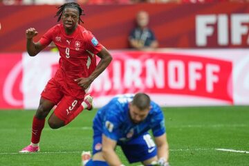 Manzambi hiela Canadá y alza a Suiza como primera del Grupo B; Qatar y Lopetegui, eliminados