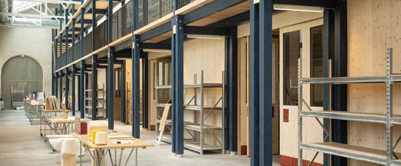 Francia redefine la arquitectura: convierte un garaje de trenes en un laboratorio artístico usando algas, arroz, sal y semillas