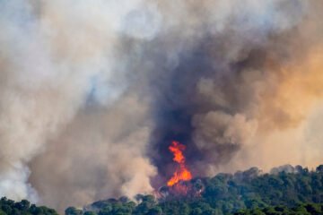 El incendio originado en La Bisbal d’Empordà quema una casa en una urbanización de Calonge