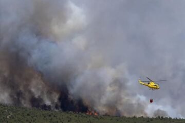 Incendios hoy en España, última hora en directo | El viento cambiante preocupa en el incendio de Orés, que se acerca a las 14.000 hectáreas
