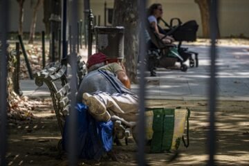 Olas de calor: Derechos Humanos alerta de que vivir en la calle mata a las personas sin hogar en Cádiz