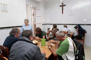 Despertares pide comida caliente para las personas sin hogar de Cádiz en el Fermín Salvochea en agosto