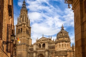 El turismo nacional gana fuerza este verano: Granada, Sevilla y Córdoba a la cabeza en reservas