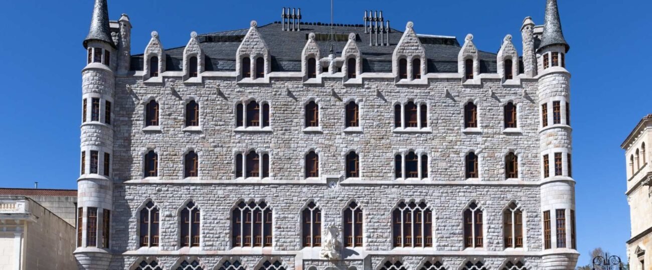 La exposición que revela al Gaudí más desconocido llega a la Casa Botines, la joya de León que aspira a la UNESCO