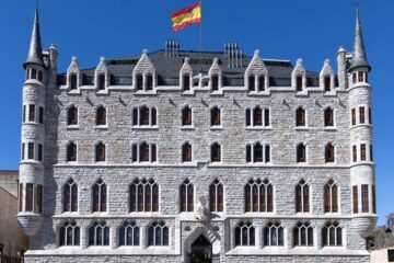 La exposición que revela al Gaudí más desconocido llega a la Casa Botines, la joya de León que aspira a la UNESCO