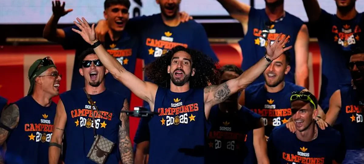 El show de Cucurella dándolo todo en la celebración en Cibeles por el Mundial