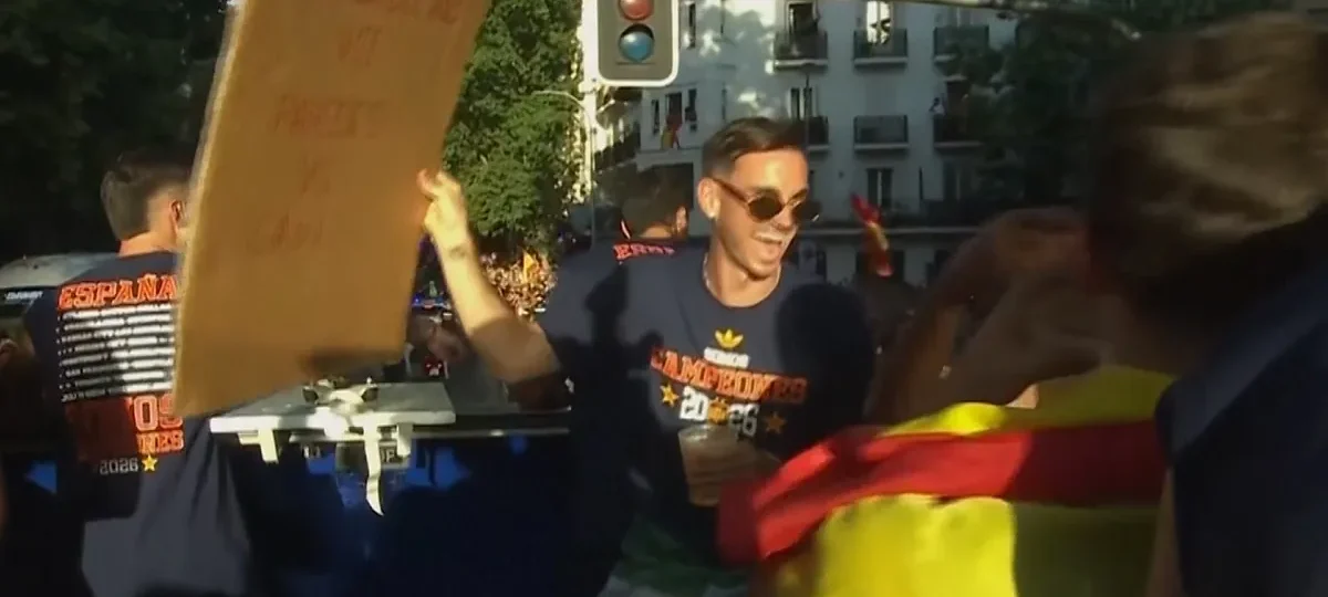 Lamine Yamal y Fabián se parten de risa con un cartel sobre la violencia del argentino Paredes