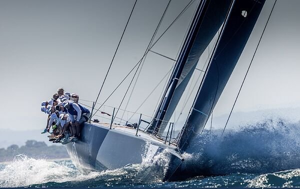 El nuevo barco de la Armada en el que navegará el Rey ya entrena en Palma para participar en la Copa del Rey Mapfre de vela