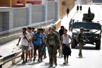 Entrada de inmigrantes a Ceuta desde Marruecos, en directo | Marruecos reconoce la entrada de 40.000 inmigrantes en Ceuta y once muertos en su territorio