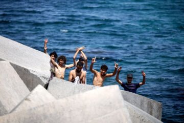 Entrada de inmigrantes a Ceuta desde Marruecos, en directo | Borrell: «Me produce una gran frustración ver cómo la solidaridad europea ha muerto en Ceuta»