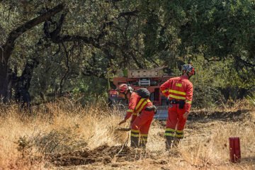 Los bomberos acorralan el fuego de Niebla que sólo permanece activo en el frente este