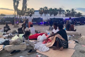 La Policía desaloja a 4.000 subsaharianos y magrebíes de la playa del Trampolín en Ceuta