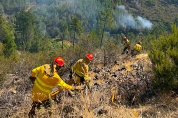 El incendio de Las Hurdes ha quemado ya 3.700 hectáreas de pinar y mantiene 800 personas evacuadas y 1.200 confinadas