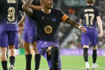 El Barça estrena la Liga sin 9 pero con una cómoda goleada al Elche gracias a Raphinha y Fermín
