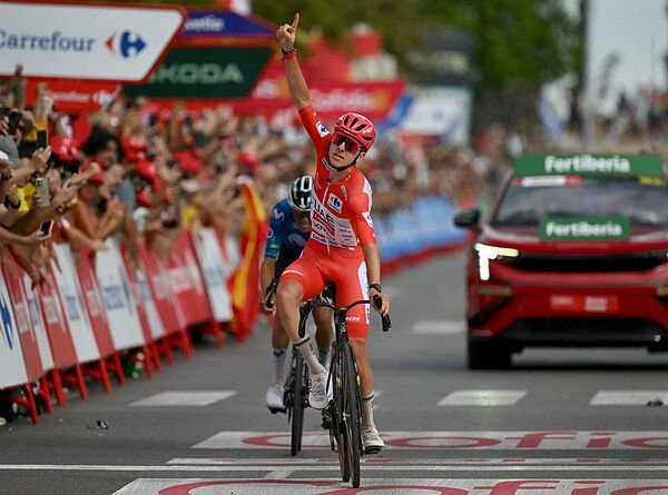 Pogacar gana al sprint a un bravo Enric Mas en la vibrante etapa del ‘sterrato’