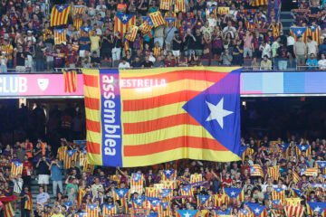 El Camp Nou se llena de esteladas como en los momentos más acalorados del ‘procés’