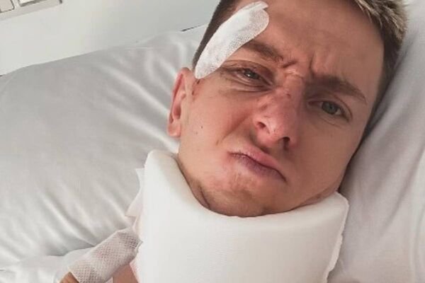 Pogacar, operado con éxito en Barcelona de la clavícula izquierda