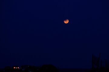 El eclipse parcial de Luna, en imágenes