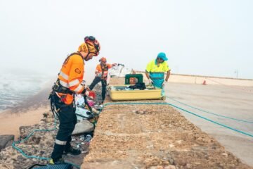 Las imágenes de la limpieza del «vertedero» junto a la Caleta