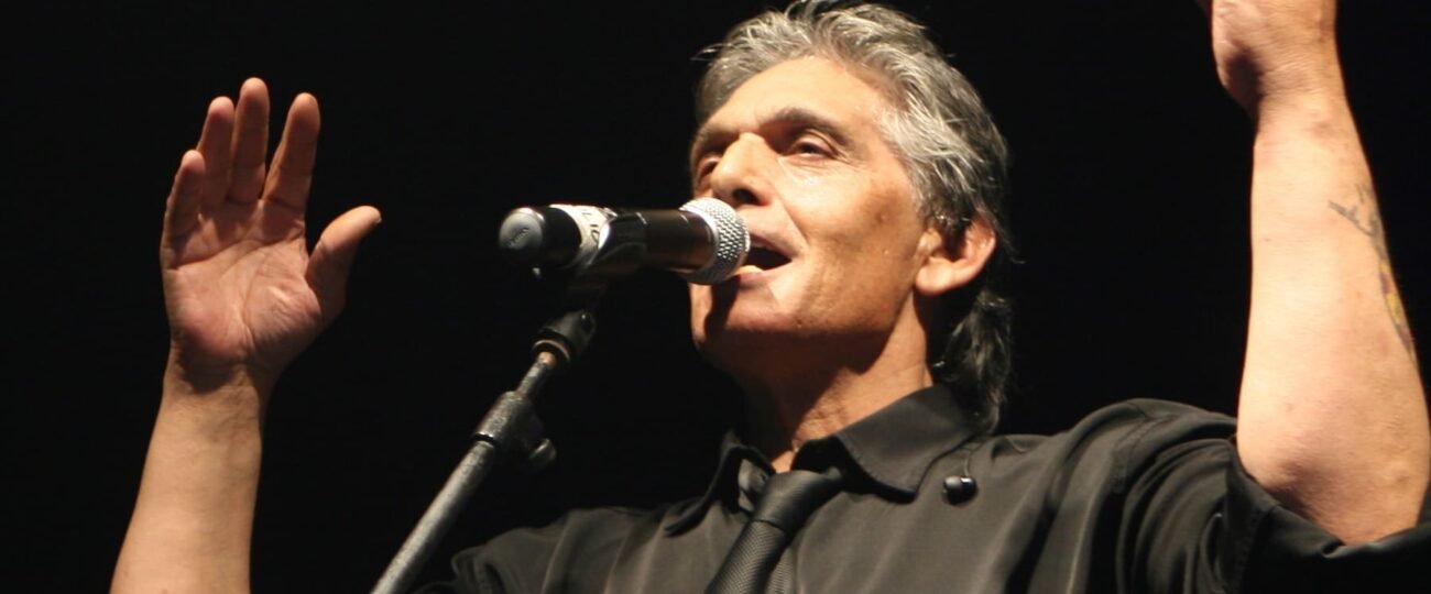 La mítica canción de menos de 3 minutos que fue censurada en 1974 y hoy sigue siendo un himno generacional en España