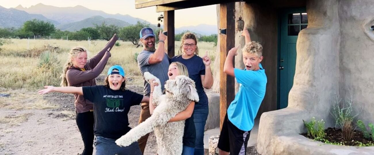 Una familia con 4 hijos construye una casa autosuficiente en el desierto usando tierra, agua de lluvia y energía del sol
