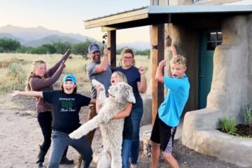 Una familia con 4 hijos construye una casa autosuficiente en el desierto usando tierra, agua de lluvia y energía del sol