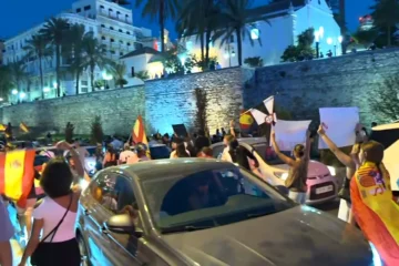 Los manifestantes marchan hacia la Delegación del Gobierno en Ceuta y los migrantes vuelven a construir chozas en la playa