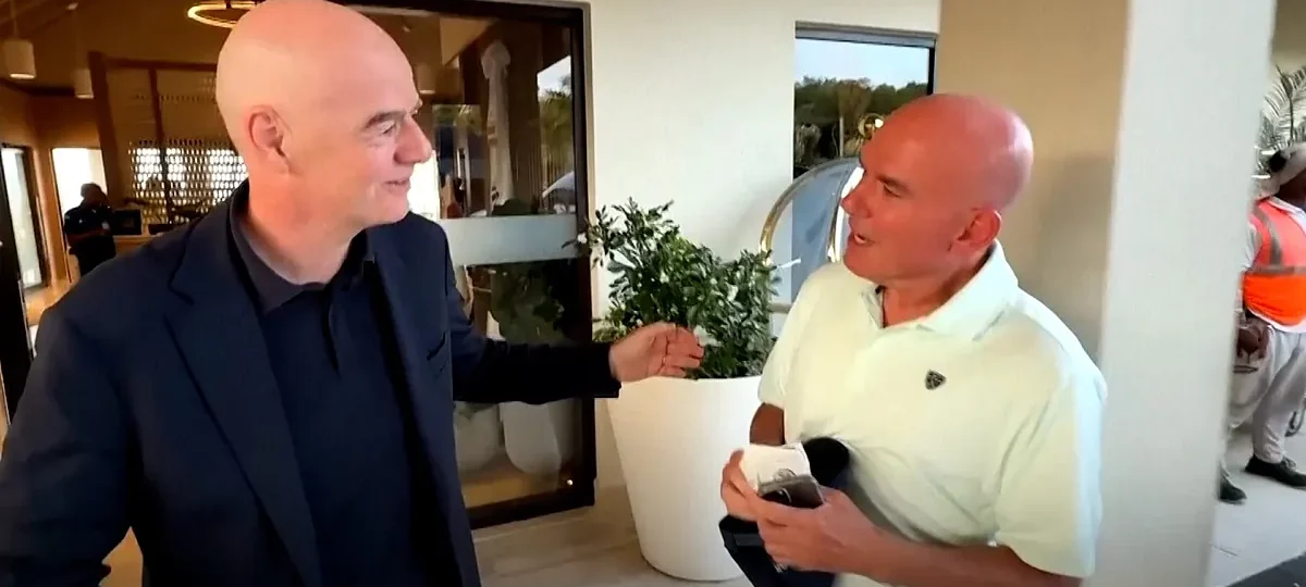 Infantino, incómodo con las preguntas de un periodista, bromea con su calvicie: «Nos vemos en la peluquería»