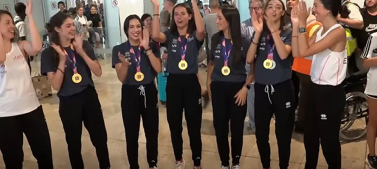 El conjunto español de rítmica, recibido en Madrid al grito de «¡campeonas del mundo!»