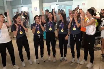 El conjunto español de rítmica, recibido en Madrid al grito de «¡campeonas del mundo!»