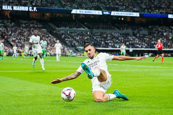 Un cierre de mercado al rojo vivo: Ceballos vuelve al Betis, el Deportivo ‘pesca’ a Casadó y Giménez y el City paga 150 millones por Enzo Fernández