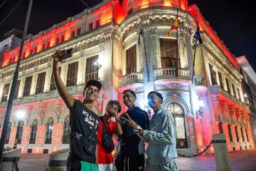 El ‘photocall’ feliz de los inmigrantes y la falta de información que agrava la crisis: «Nadie me ha dicho que no me darían papeles»